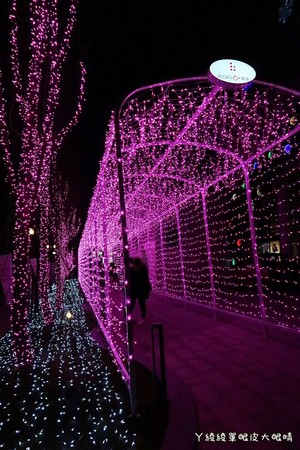 ▲竹北首座“6+Plaza购物广场”试营运!粉红灯廊超浪漫。(图/ㄚ绫绫单眼皮大眼睛提供)