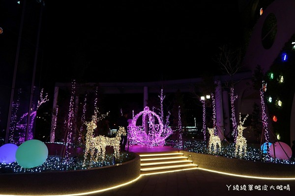 ▲竹北首座“6+Plaza购物广场”试营运!粉红灯廊超浪漫。(图/ㄚ绫绫单眼皮大眼睛提供)