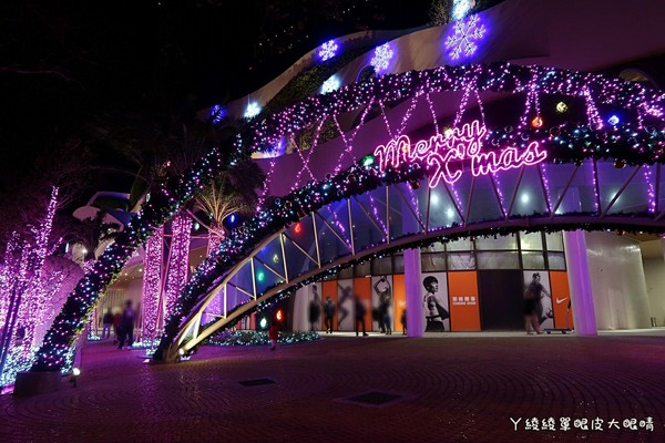 ▲竹北首座“6+Plaza购物广场”试营运!粉红灯廊超浪漫。(图/ㄚ绫绫单眼皮大眼睛提供)