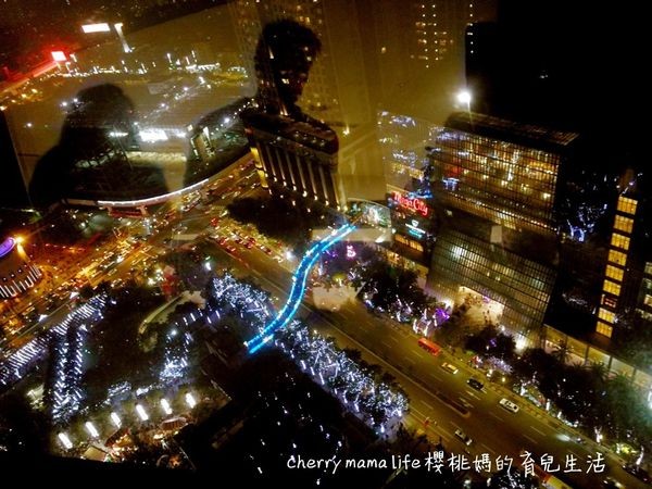 ▲新北市政府32楼观景台俯瞰整个都市夜景。(图/樱桃妈的育儿生活-旅行美食幸福札记提供,请勿任意翻摄以免侵权)