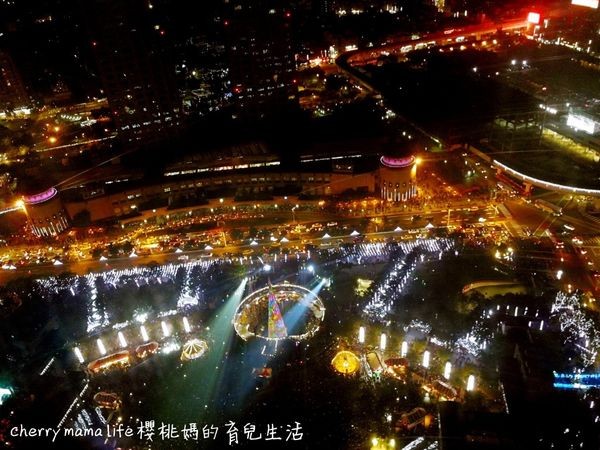 ▲新北市政府32楼观景台俯瞰整个都市夜景。(图/樱桃妈的育儿生活-旅行美食幸福札记提供,请勿任意翻摄以免侵权)