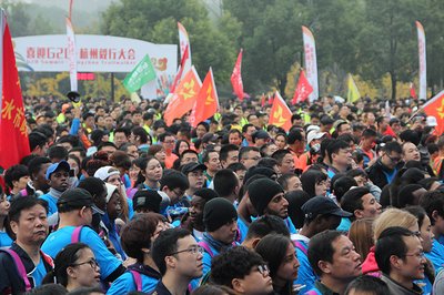 往年杭州毅行大会活动现场选手热情高涨