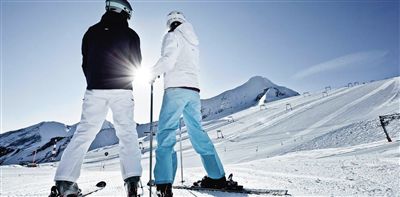 又到滑雪季，在欧洲、日本、加拿大等世界各地的优质雪场滑雪是很多“雪友”心向往之的事情。业内人士认为，随着近些年国内游客对境外雪场体验的逐渐增多，以滑雪为主题的深度体验式境外旅游产品已成规模，而境外雪场与国内截然不同的民俗风情也会让国人真正把滑雪度假当成一种放松身心的生活新方式。