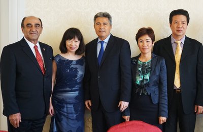 华南美国商会哈利会长携夫人会见好莱坞中国梦想城暨派拉蒙主题公园项目投资方代表 （自左往右：华南美国商会哈利会长，会长夫人孙惠女士，好莱坞（中国）投资集团董事局主席蒂姆斯&middot;瓦迪亚西贝斯博士，好莱坞（中国）投资集团派拉蒙主题公园大中华区常务副主席黄素庄女士，广东省福建商会执行会长王诗增先生）