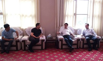 衡南县县委书记曾祥月（左三）、天洋控股集团董事局主席周政（左二）等领导在协议签订前细致沟通交流