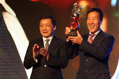 陈妙林董事长荣获由国家旅游局颁发的中国旅游产业杰出贡献奖