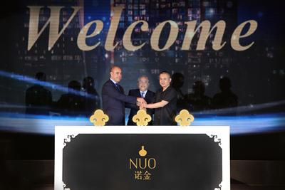 首旅集团董事长段强(中)携手凯宾斯基全球CEO Alejandro Bernabe 及 首旅集团董事长段强(中)携手凯宾斯基全球CEO Alejandro Bernabe 及