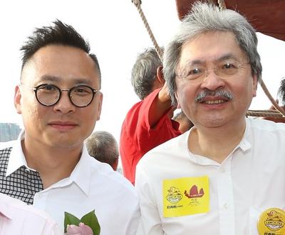 两位主礼嘉宾晋峰金融集团集团主席黄俊雄先生与财政司司长曾俊华于鸭灵号上合照