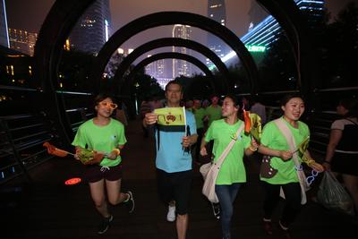 市民加入酒店逸曲关爱 荧光夜跑活动
