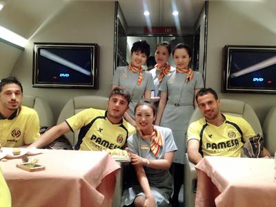 满意的微笑，保障西班牙某足球俱乐部飞行