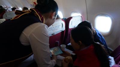 乘务员演示如何使用机上局域网