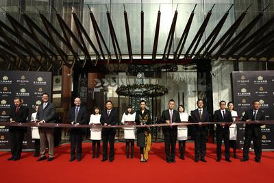 从左至右：成都瑞吉酒店总经理杜德瑞先生，瑞吉、豪华精选、W酒店全球品牌领导人罗健先生，美国驻成都总领事馆谷立言总领事，喜达屋酒店及度假酒店国际集团大中华区总裁钱进先生，国际影星李冰冰小姐，华人置业集团主席及行政总裁刘鸣炜先生，香港特别行政区政府驻成都经济贸易办事处主任刘锦泉先生，华人置业集团营运总监昌荣华先生， 华人置业集团中国业务总监江志明先生共同出席中国第六家瑞吉酒店 -- 成都瑞吉酒店的盛大开业典礼并剪彩