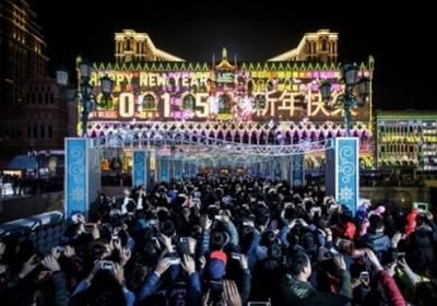 3-D 光效投射汇演之新年特别版于星期三晚投射在澳门威尼斯人前座建筑物外墙上，作为澳门金沙度假区新年倒数娱乐活动之一。