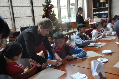 餐厅经理教大家折圣诞树口布