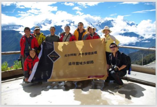 2010年 “追寻雪域乡邮路”团队全员合影。